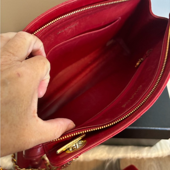 Chanel vintage red lambskin shoulder bag - Picture 7 of 11